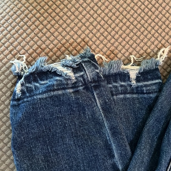 Ceros brand jagging. Medium wash. Fading, distressing, frayed hems. size 29 - Picture 4 of 8